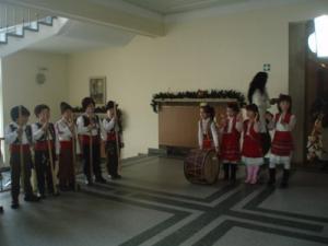 Днес възпитаниците на детска градина „Знаме на мира”във Враца поздравиха ръководството на Община Враца с коледарски песни за здраве и берекет.