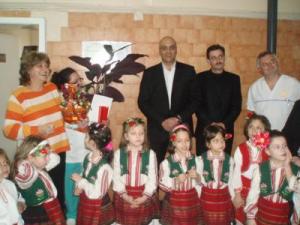 Кметът  направи специален подарък на акушерите във Враца