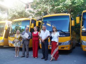 Община Враца получи първите четири автобуса, предназначени за превозване на ученици от малките населени места до средищните училища в общината.