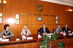 Днес кметът на Община Враца проведе работна среща с търговското аташе към посолството на САЩ в България – г-жа Барбара Лапини и сътрудника по търговия Светослав Ников.