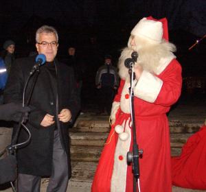 Точно в 17.30 ч. на 8 декември  грейна Коледната елха, украсена специално  за децата на Враца.