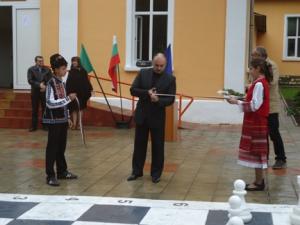 Откриха шахматна площадка в двора на училището в с. Тишевица
