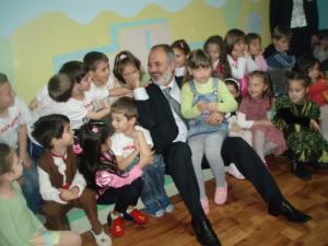 Възпитаниците на ЦДГ “Българче” посрещнаха кмета на община Враца инж. Тотю Младенов с песента “Ти си върхът, ти можеш всичко”.