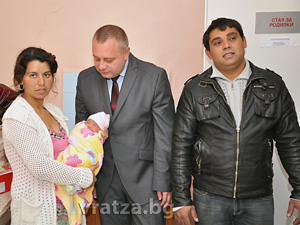Зам.-кмет поздрави първото бебе на Враца за 2014 г.