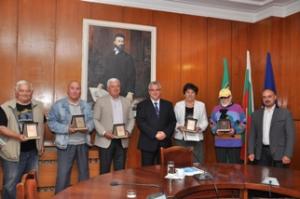Кметът награди номинираните за наградите на Враца