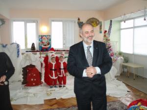 Дни преди настъпване на Коледните и Новогодишни празници кмета на община Враца инж. Тотю Младенов и неговият екип посетиха над десет детски заведения и яслени групи.