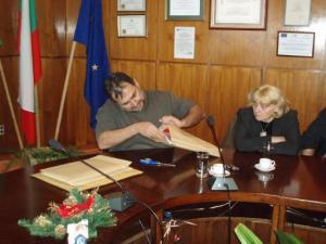 Открит достъп и обсъждане на постъпилите идейни проекти за „Покрит общински пазар” във Враца ще се състои на 6 януари 2009 година в Заседателната зала на Община Враца.