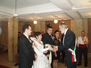 Кметът на Община Враца инж. Тотю Младенов ожени първата брачна двойка за 2009 година.