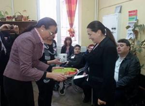 Зам.-кметът на Враца Петя Долапчиева посади розово цвете в леха „Не на насилието“