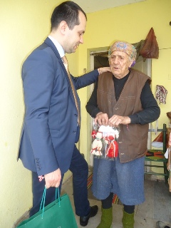 Кметът на Община Враца Калин Каменов зарадва с мартеница 101-годишната баба Сева от  с. Лиляче