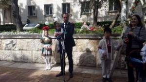 Деца украсиха  Великденско дърво във Враца