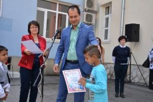 Кметът на Община Враца Калин Каменов връчи грамоти на 30 деца, завършили Лятно училище