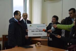 Кметът на Враца и зам.-министърът на енергетиката връчиха ваучер за финансиране на енергийно ефективни мерки в СУ „Васил Кънчов“