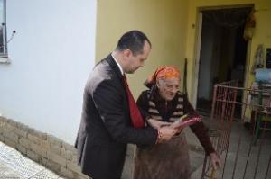 Калин Каменов подари мартеница и българско знаме на баба Сева от Лиляче
