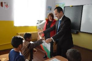 Децата от училищата в населените места от Община Враца също получиха българския трикольор за 3 март