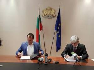Кметът Калин Каменов и министърът на околната среда и водите Нено Димов подписаха договор по проект за актуализация на програмата за качеството на атмосферния въздух