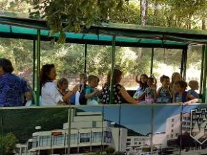 Възпитаници на детска градина пътуват с атракционното влакче до занимания на открито край прохода Вратцата