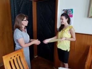 Секретарят на Община Враца Нина Дакева връчи грамоти на стажанти в местната администрация
