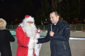 Дядо Коледа пристигна във Враца с файтон, а градът засия от празнични илюминации