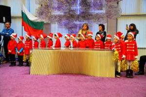 С Коледни песни, танци и наричания завършиха празничните концерти на децата на Враца