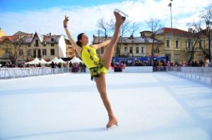 Феерично шоу на ледената пързалка събра любители на зимния спорт във Враца