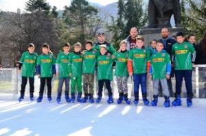 Деца мериха сили в хокеен мач на ледената пързалка във Враца