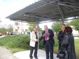 Кметът на община Враца инж. Тотю Младенов и кметът на Вировско Илия Гайдарски официално откриха днес ремонтираната автобусна спирка в центъра на селото.