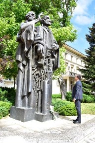 Калин Каменов поднесе цветя пред паметника на светите братя Кирил и Методий