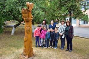 Скулптура от дърво зарадва малчуганите от детска градина „Вълшебница“