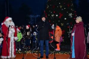 Дядо Коледа пристигна във Враца с атракционно влакче
