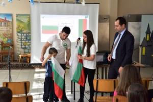 Първокласниците във Враца развяха българския флаг