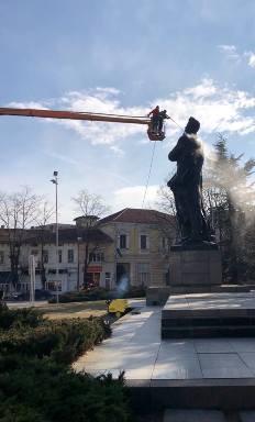 В навечерието на Националния празник почистиха паметника на Христо Ботев