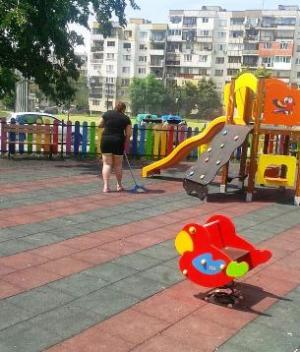Санкционираха лица, замърсяващи детска площадка