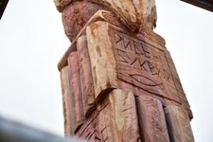 Кирилицата и известни български книги ще бъдат пресъздадени върху дървета от скулптора Милен Иванчев