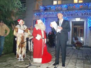 Светлините на градската Коледна елха във Враца грейнаха