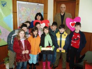 Ученици от начално училище „Софроний Врачански” изпратиха послание за обич на врачани