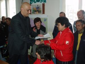 Кметът на община Враца д-р Костадин Шахов връчи трудовите договори на 50 работници наети, от Община Враца по регионална програма за стимулиране на заетостта